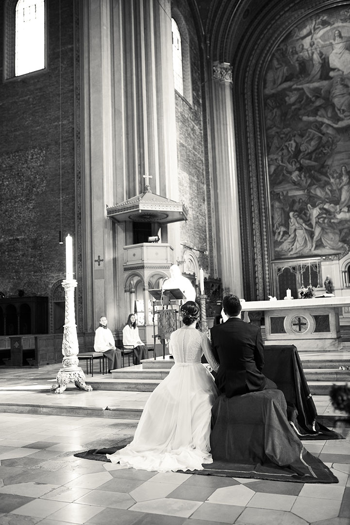 Hochzeitsfoto am Altar der Kirche St- Ludwig München Schwabing