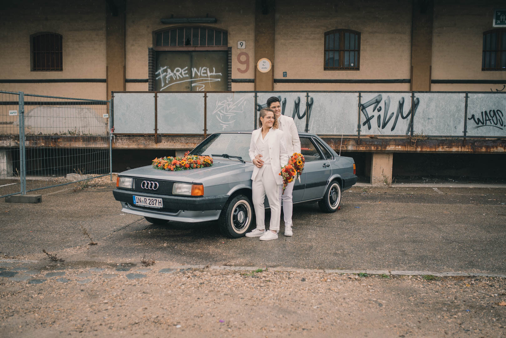 Hochzeitsfoto mit Auto und zwei Bräuten