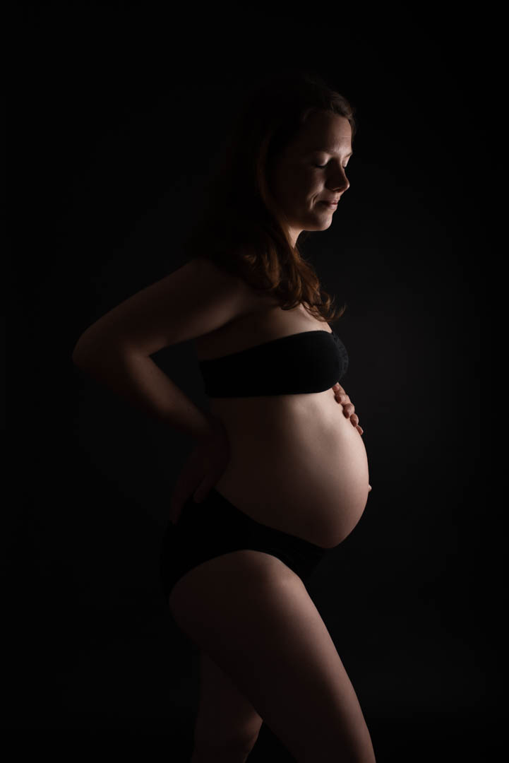 Schwangerschaftsfoto Silhouette im Fotostudio in München