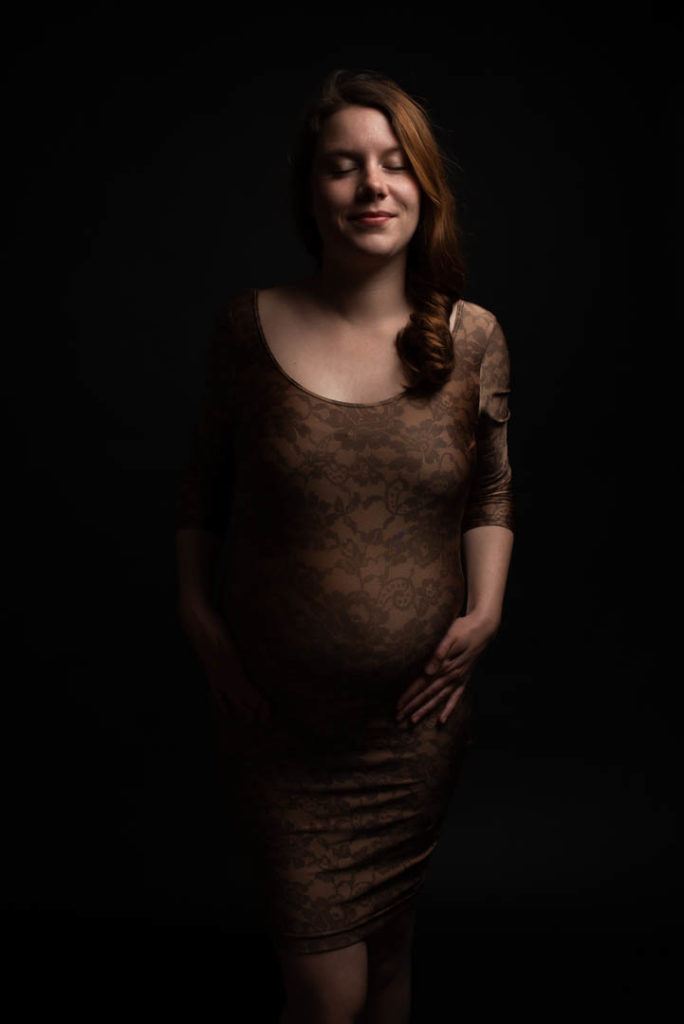 Schwangerschaftsfoto im eleganten Kleid im Fotostudio in München