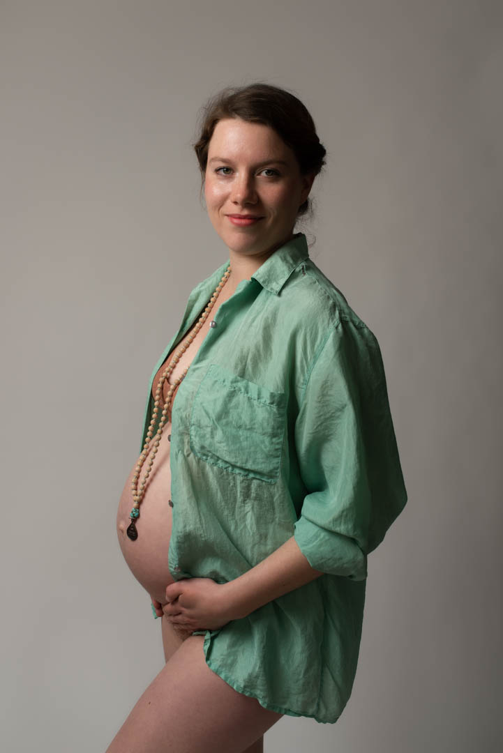 Schwangerschaftsfoto in offenem Hemd im Fotostudio