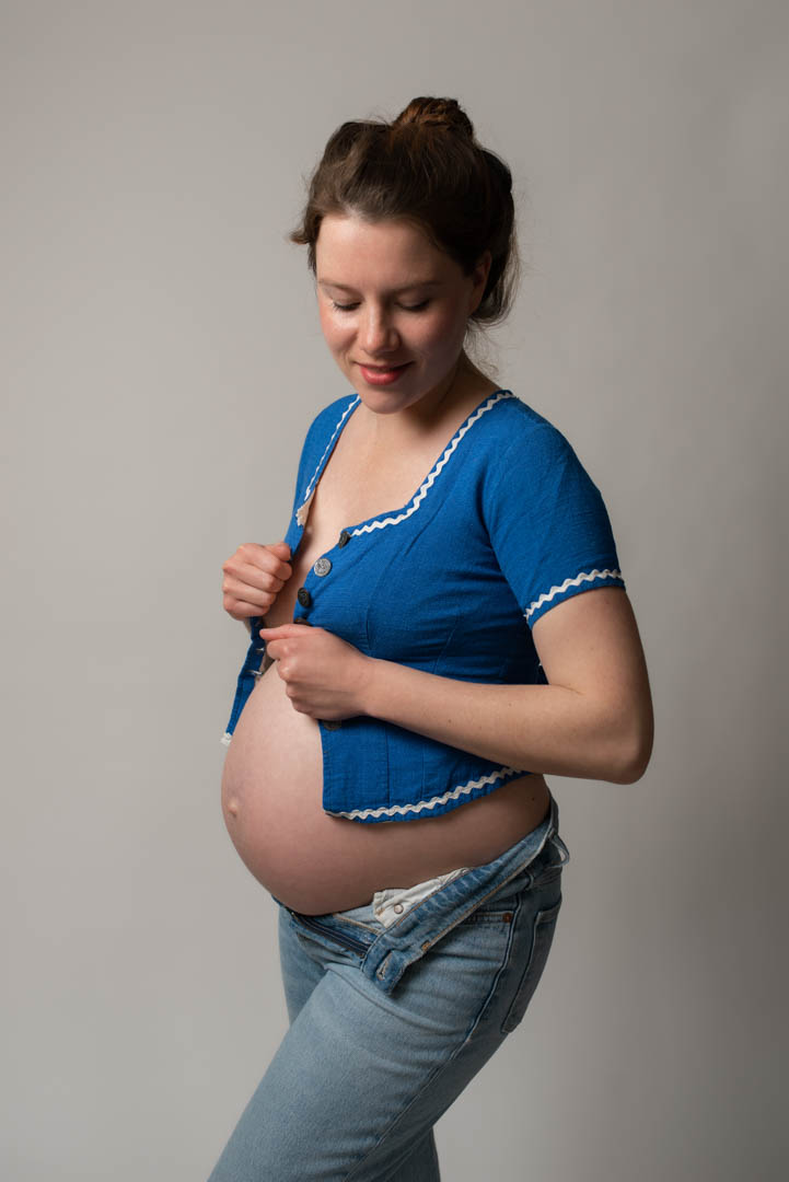 Schwangerschaftsfoto im Trachtenoberteil im Studio in München
