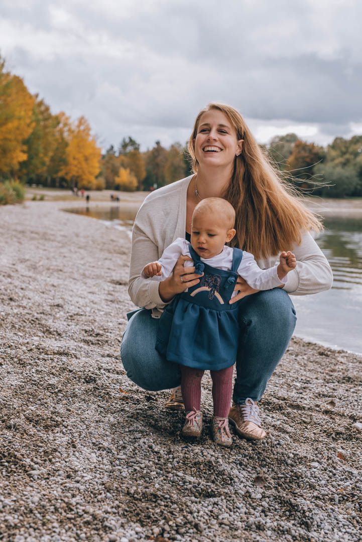 Familienfotografie Mama und Tochter am See in Augsburg