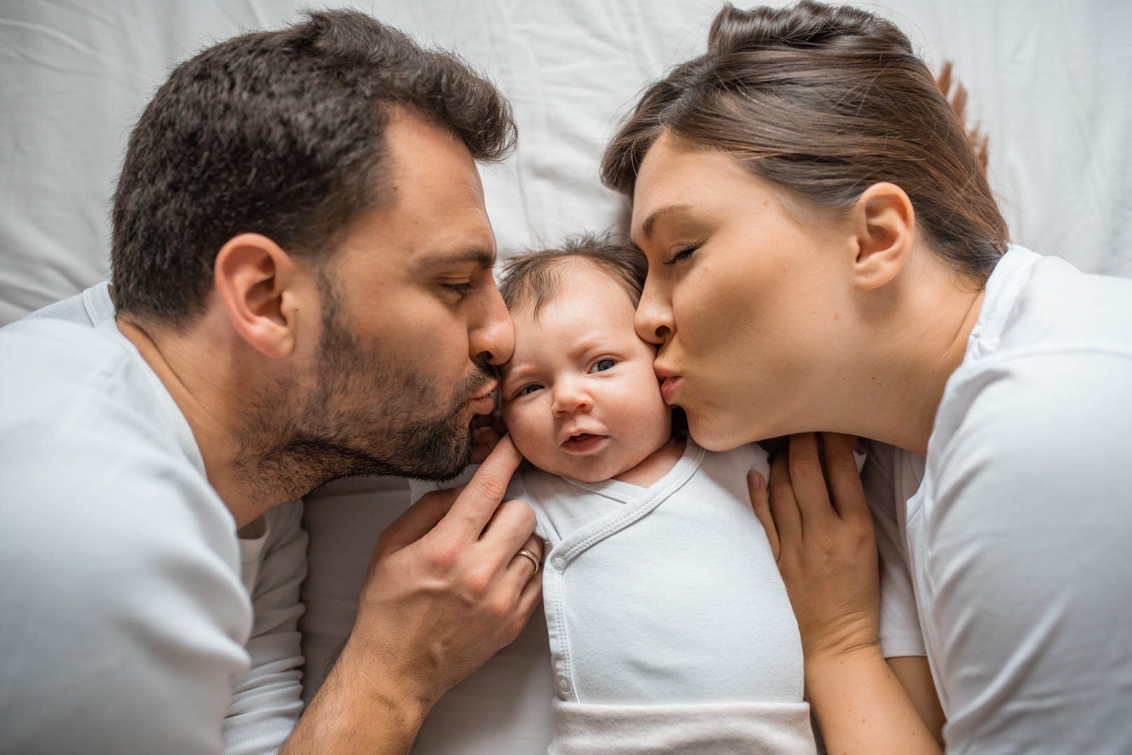 Familienfoto Kuss Eltern mit Baby in München