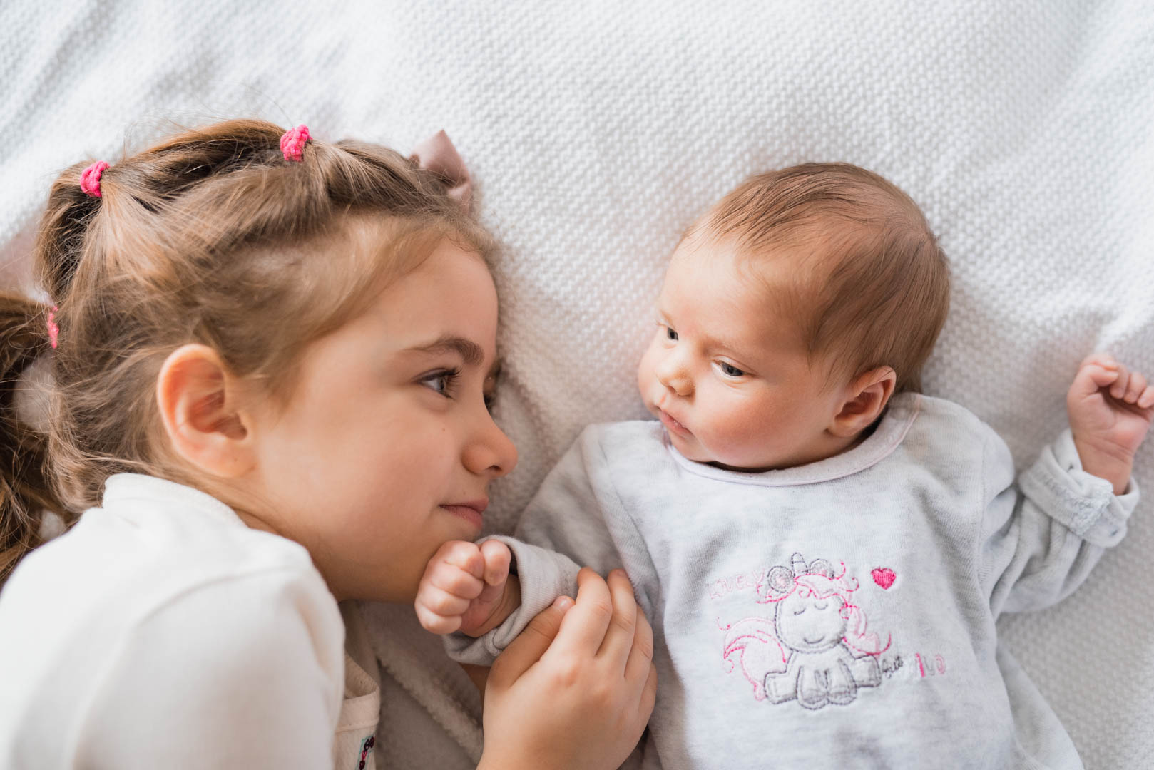 Familienfoto Homestory mit Neugeborenem und großer Schwester