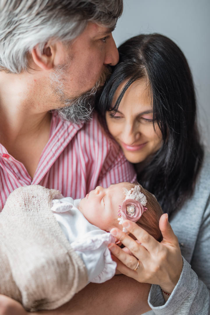 Neugeborenenfoto Posing mit Eltern